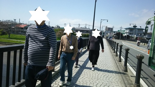 石川の金剛大橋を歩いている様子