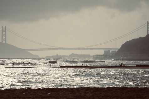 西日で逆光気味な明石海峡大橋の遠景