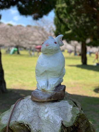広場に置いてあるウサギの木彫