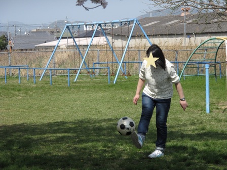 参加者の一人がサッカーボールをつま先で蹴り上げている。
