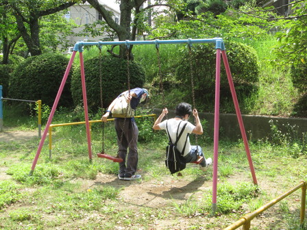 参加者の内の二人がブランコで遊んでいる。