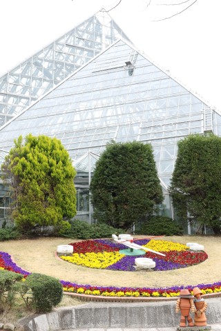 「花の文化園」の温室と花時計